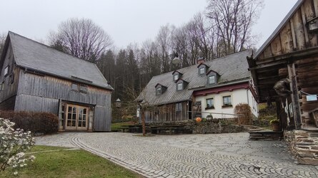Foto vom Riedelhof mit den verschiedenen Gebäuden